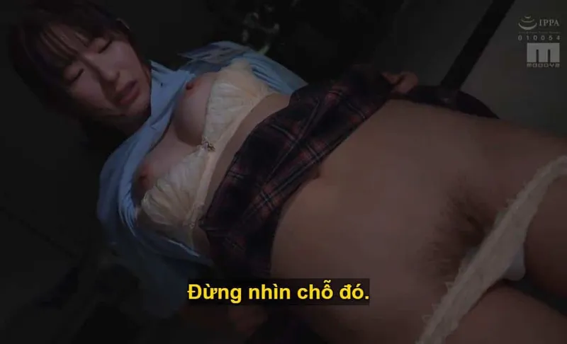 Sếp lớn đang toan tính "dạy dỗ" cô nàng dưới quyền kiêu kỳ lười nhác, suốt ngày chỉ chăm chăm chat chit với người yêu.
